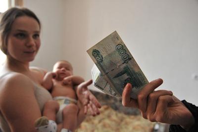  Число семей, обратившихся за ежемесячной выплатой маткапитала, выросло в три раза