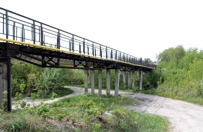 Предприятие Кировки отремонтировало пешеходный мост через Тулку 