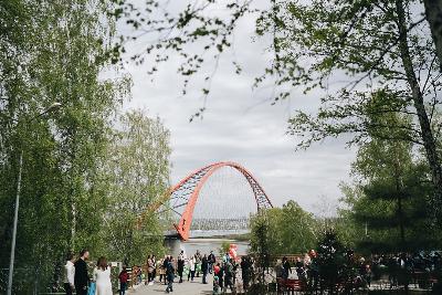 На территории парка Бугринская роща состоялось праздничное открытие смотровой площадки "Территория любви" 