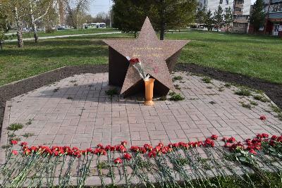  Церемонии возложения цветов к памятникам прошли сегодня в Кировском районе
