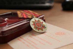 Юбилейные медали к 70-летию Победы начали вручать в Новосибирской области