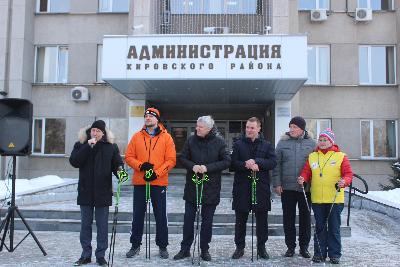 В Кировском районе Новосибирска прошел фестиваль любителей скандинавской ходьбы