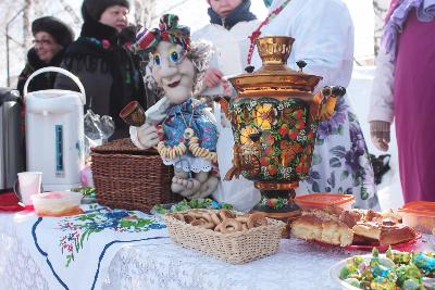 Масленицу в Кировке встретили уличным карнавалом и праздниками во дворах 