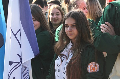 120 школьников и студентов отправились в осенний трудовой десант по Кировке
