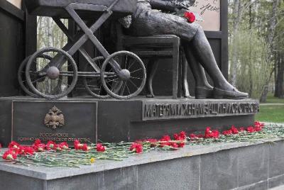 К памятнику  «Матерям и женам защитников Отечества» возложили цветы 
