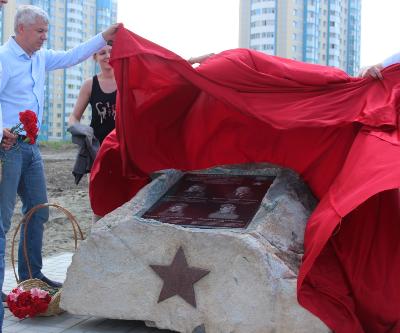 В Кировском районе в память о новосибирцах-героях войны заложили камень 