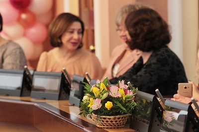 Мэр поздравляет жительниц Новосибирска с Восьмым марта
