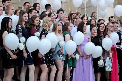 Лучших выпускников Кировского района поздравили с окончанием школы