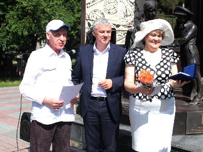 Семьи кировчан наградили в честь праздника «День семьи, любви и верности» 