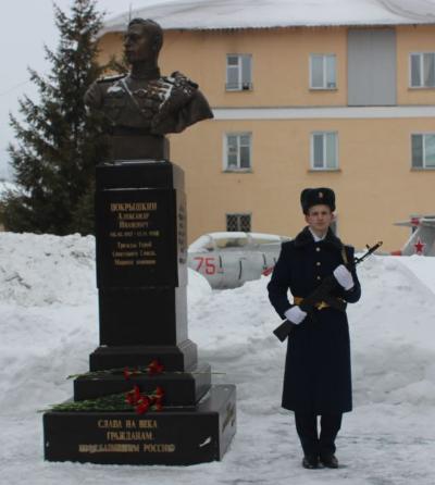 В Новосибирске почтили трижды Героя Советского Союза развертыванием знамени Победы 