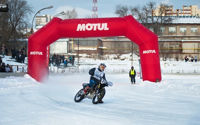Лёд и скорость: соревнования на мотодроме собрали более 40 участников 