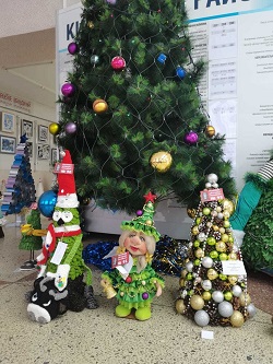 Выставка новогодних елок открылась в администрации района