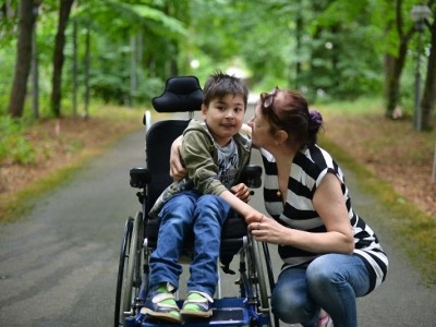 Выплаты по уходу за ребенком-инвалидом и инвалидом детства увеличат до 12 тысяч рублей
