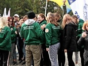Школьники и студенты отправились в осенний трудовой десант по Кировке
