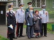 Росгвардейцы Новосибирска поздравили кировчанина с днем Великой Победы оркестром и торжественным маршем