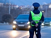 Инспекторы ГИБДД помогут оказавшимся в беде на дороге