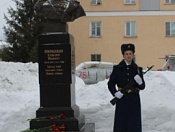 В Новосибирске почтили трижды Героя Советского Союза развертыванием знамени Победы 