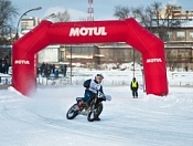 Лёд и скорость: соревнования на мотодроме собрали более 40 участников 