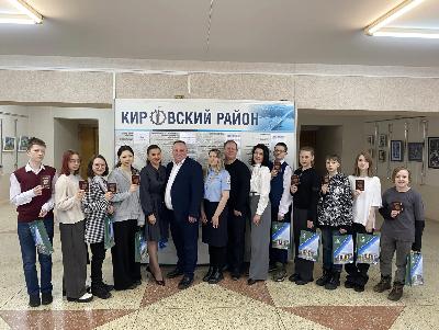 Торжественное вручение паспортов в день воссоединения Крыма с Россией