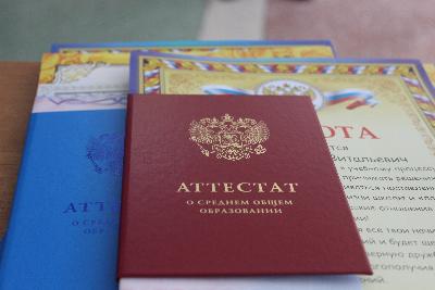 В гимназии №7 отметили золотых медалистов