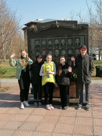 Молодежь Кировского района помогает в весенней уборке