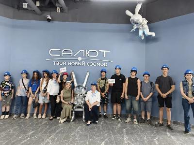 Профессиональный тур в ЖК «Салют»: школьники заглянули в будущее строительства
