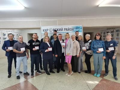 Продолжается вручение памятных знаков