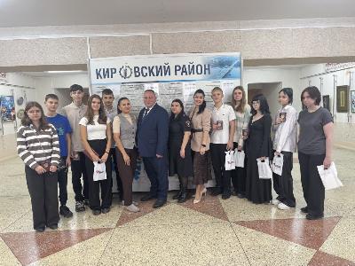 15 октября в администрации Кировского района состоялось торжественное вручение паспортов гражданина РФ молодым людям, достигшим 14-летнего возраста