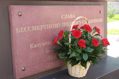 Руководители района возложили цветы к памятным местам