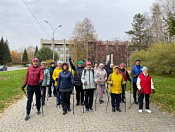 Сегодня, несмотря на прохладную погоду, любители скандинавской ходьбы пришли на традиционную акцию на бульваре