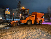 Противогололедная обработка тротуаров в Кировском районе